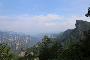 壮美山峦景观