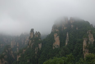 云雾缭绕的奇峰异石景观