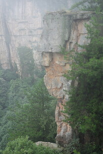 雾中奇峰异石景观