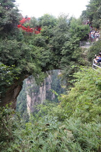 山间奇景之天然石桥