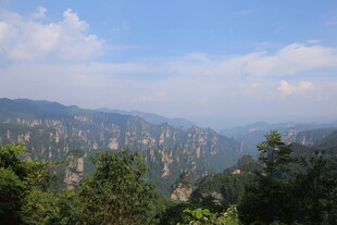 壮美山峦风景图