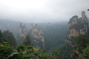 云雾缭绕的壮丽山峰景观
