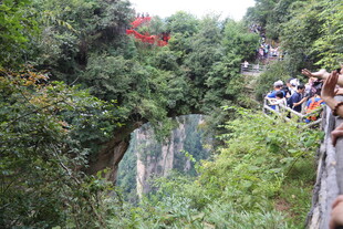 山间栈道上的游客景观
