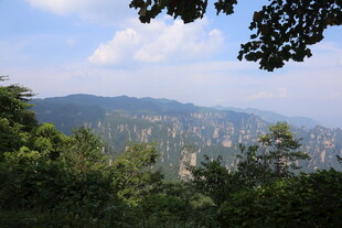 山林间远眺壮丽山峦景色