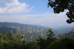 山峦叠翠间的自然美景