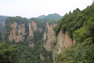 壮丽险峻的山间景色