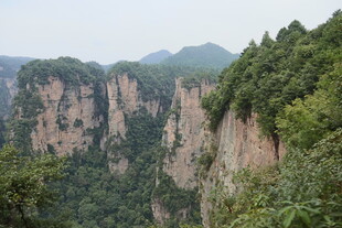 壮丽险峻的高山峡谷景观