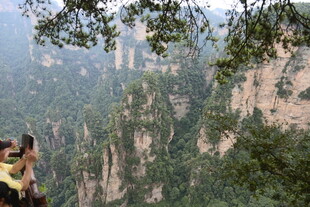 游客赏奇峰美景