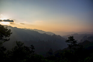 山间晨曦美景