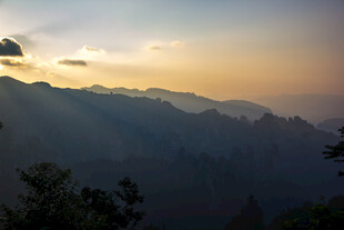日暮山间美景