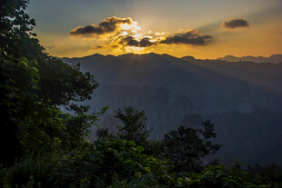 山间日落美景