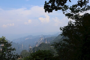 山间美景 云雾缭绕的山峦