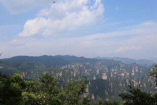 山峦间的城市天际线