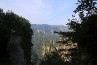 山间美景 绿树环绕山谷