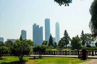城市绿地与摩天大楼景观