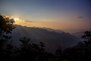 山间日落美景