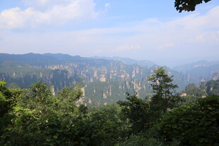 山林间的壮阔山峦景色