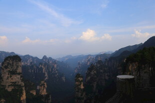壮美山峦间的云海景观