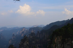 壮丽山景与空中飞鸟