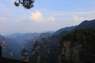 壮丽山景 云雾缭绕的奇峰