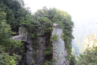 奇峰耸翠 山林间的自然奇观