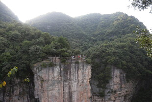 山间壮观石墙景观