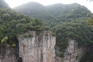 壮丽悬崖与葱郁山峦