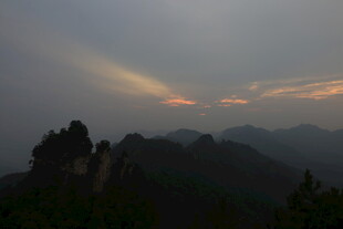黄昏下的山峦美景