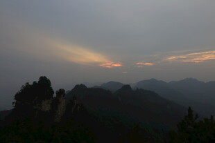 黄昏下的山峦