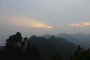 黄昏下的壮丽山峦景色