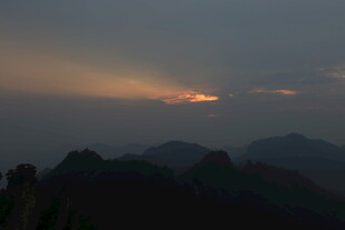 山间日落美景