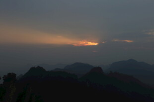 山间日落美景