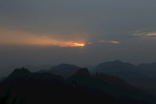 山间日落美景