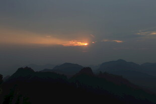 山间日出美景
