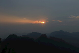 山间日出美景