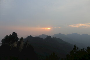 山间日落美景