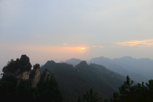 山间日出美景
