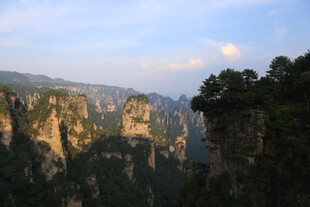 壮丽奇峰景观图