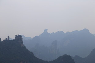 雾中巍峨群山