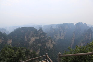 张家界奇峰美景栈道