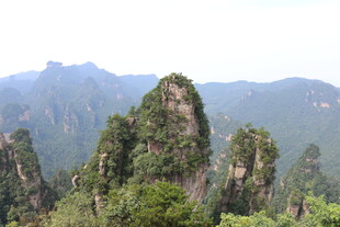 奇峰罗列的壮美山林景观