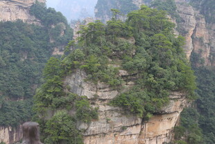 奇峰耸立绿意盎然的山景