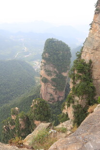 奇峰耸立的壮丽山景