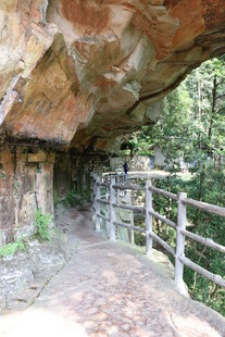 山间岩石下的木质步道