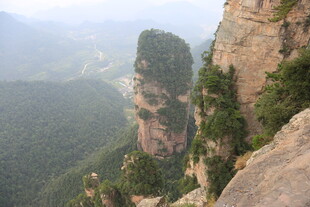 奇峰耸立的壮丽山景