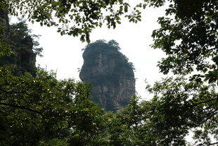 山林间的奇特岩石景观