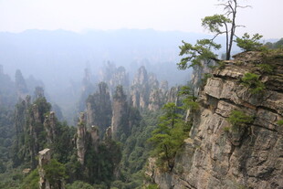 奇峰耸立的壮丽山间景色