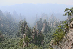 奇峰林立的壮美山间景色