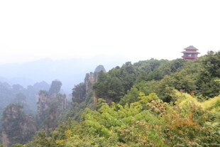 张家界奇峰上的古朴楼阁