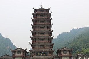 古朴多层古塔屹立山间